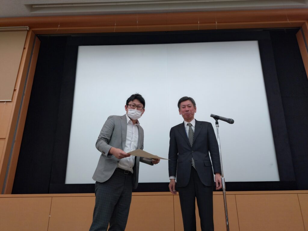 山口優花さん欠席のため、共同演者の茜谷さん代理授与